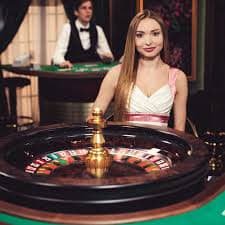 Suasana hiburan casino dan olahraga yang hidup dengan pemain di berbagai perangkat mobile